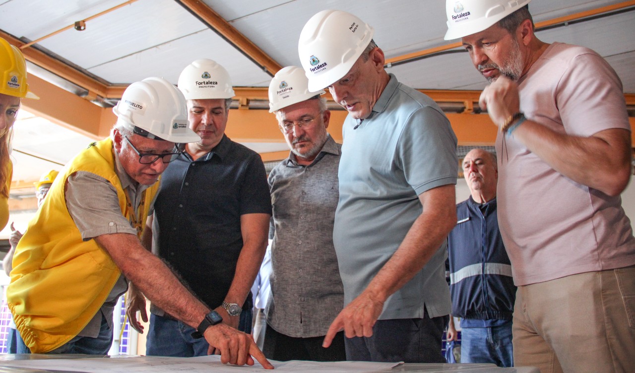 Sarto olha planta da obra